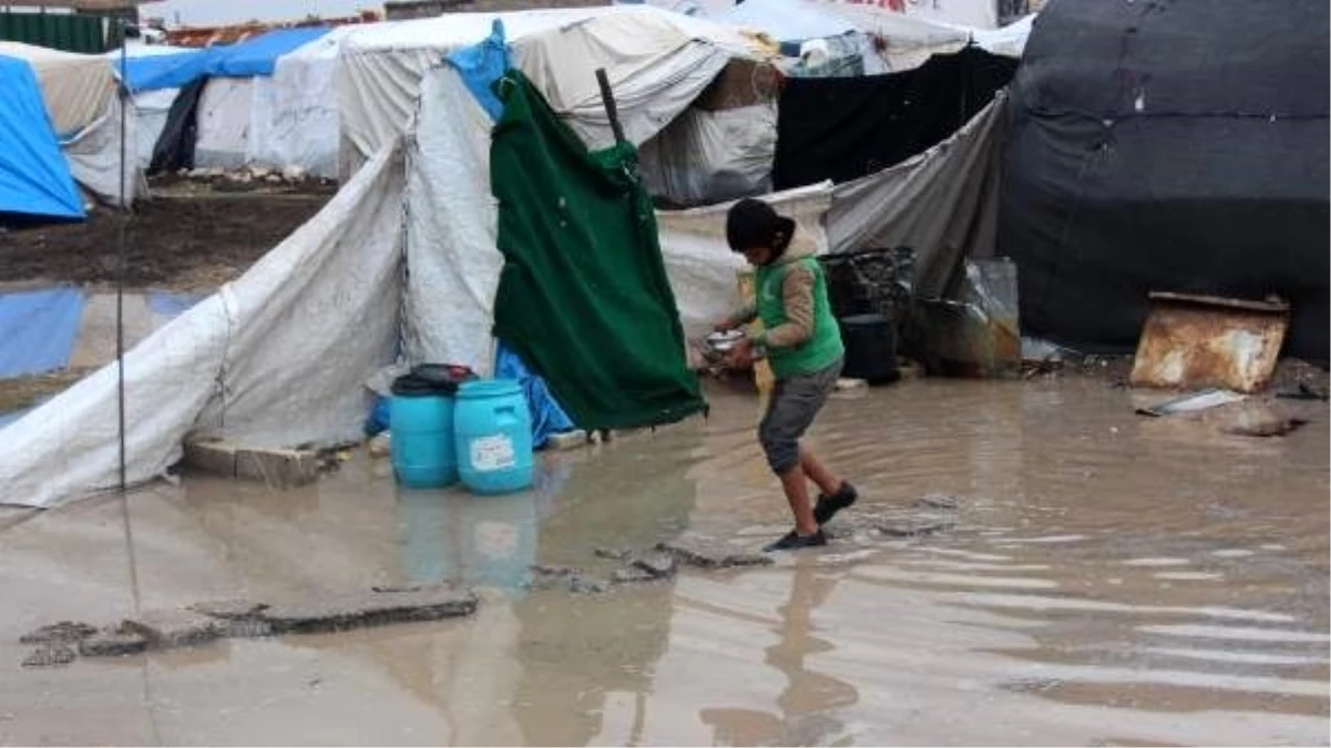 Savaş mağduru Suriyelilerin çadırlarını sel vurdu