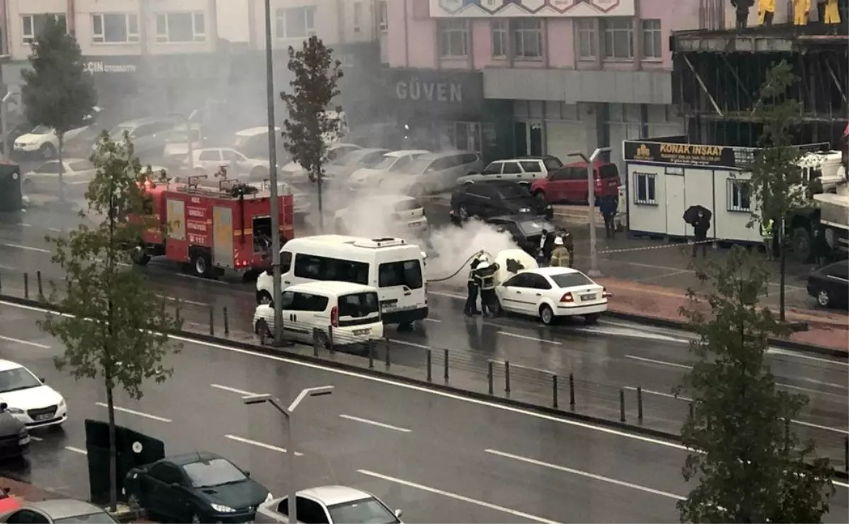 Seyir halindeki otomobilden dumanlar yükseldi