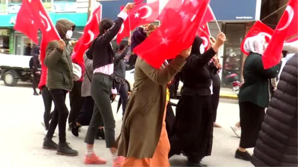 Terör mağduru aileler HDP İl Başkanlığı binası önünde eylem yaptı