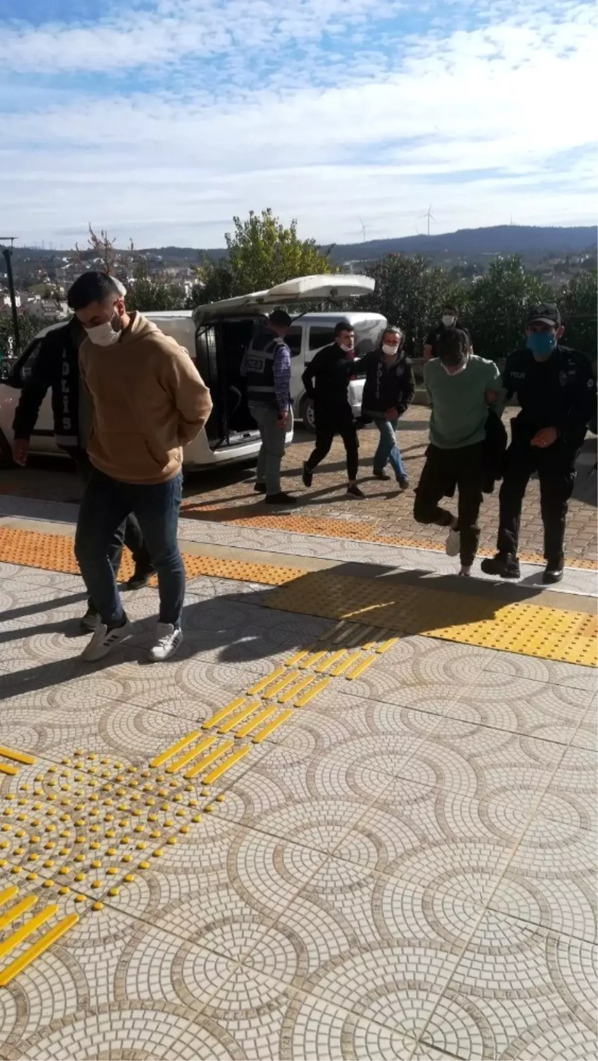 Urla polisinden uyuşturucu tacirleri ve gaspçılara suçüstü