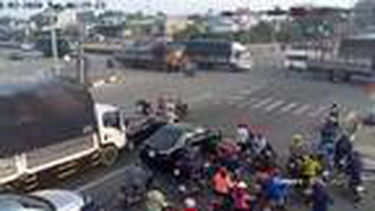 Vietnam\'da TIR sürücüsü araçları böyle biçti