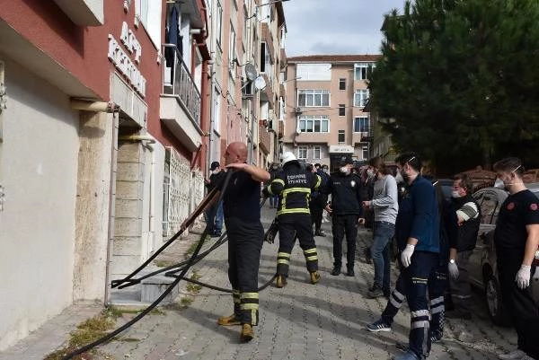 Yangında mahsur kalan engelli kadını itfaiye kurtardı, yakınları gözyaşı döktü