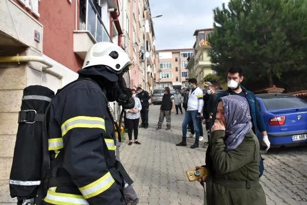 Yangında mahsur kalan engelli kadını itfaiye kurtardı, yakınları gözyaşı döktü