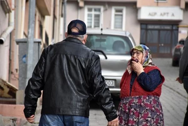 Yangında mahsur kalan engelli kadını itfaiye kurtardı, yakınları gözyaşı döktü