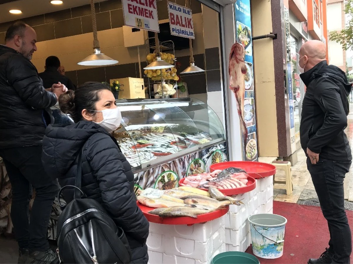 Balıkçıların ağına takılan insan boyunda balık görenleri şaşırtıyor