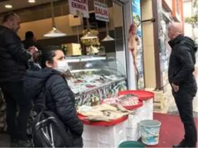 Balıkçıların ağına takılan insan boyunda balık görenleri şaşırtıyor Balıkçıların ağına takılan insan boyunda balık görenleri şaşırtıyor
