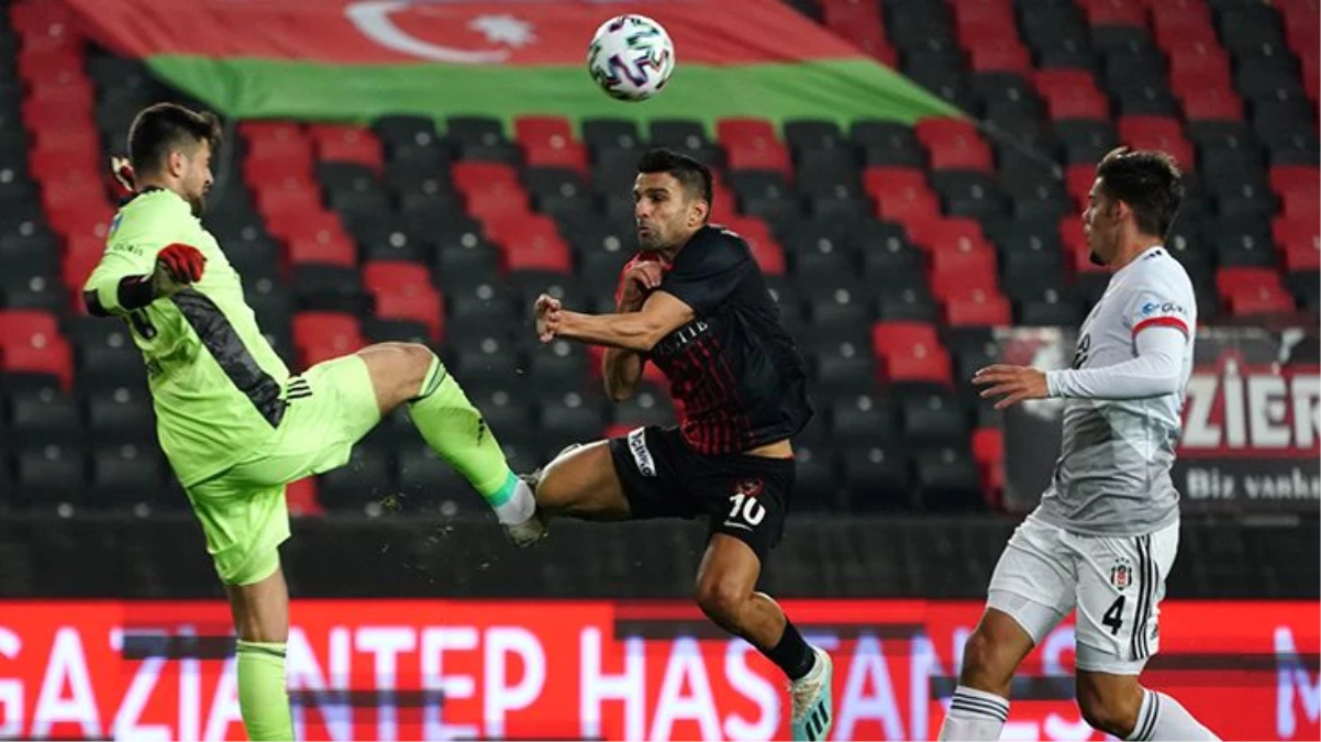 Beşiktaşlı kaleci Ersin Destanoğlu, Başakşehir ve F.Bahçe maçlarında cezalı duruma düştü