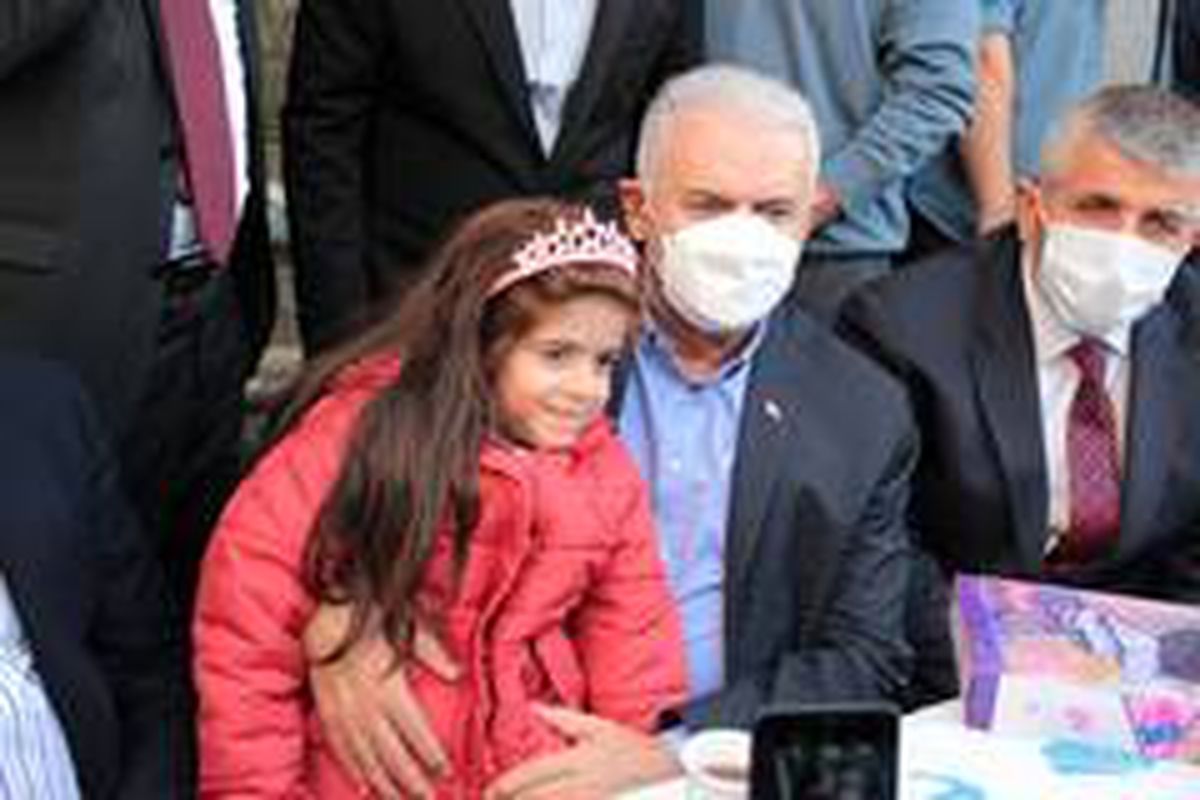 Binali Yıldırım, taziye ziyaretinde dua okudu