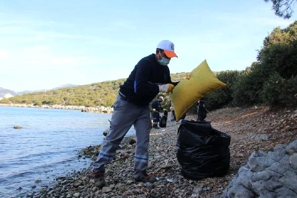 Ünlü sanatçılar Bodrum'da yerden izmarit topladı