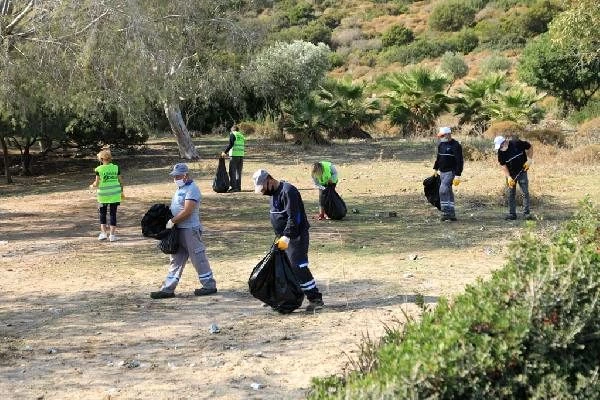 Ünlü sanatçılar Bodrum'da yerden izmarit topladı