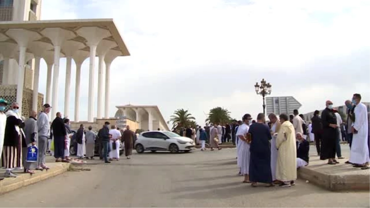 Son dakika haberi | Cezayir\'de Kovid-19 nedeniyle ara verilen cuma namazları yeniden kılınmaya başlandı