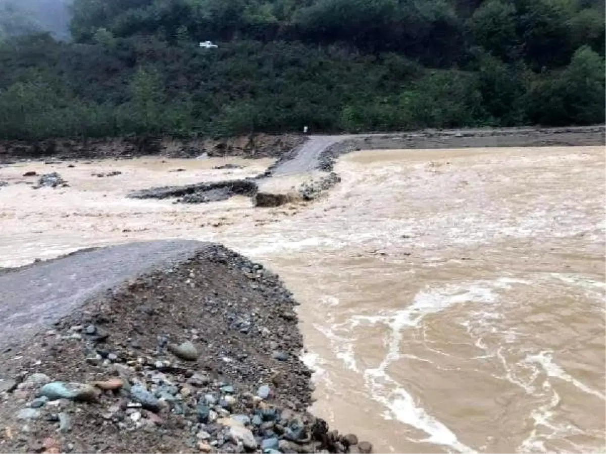 Giresun\'da şantiyeyi sel bastı iş makineleri sürüklendi