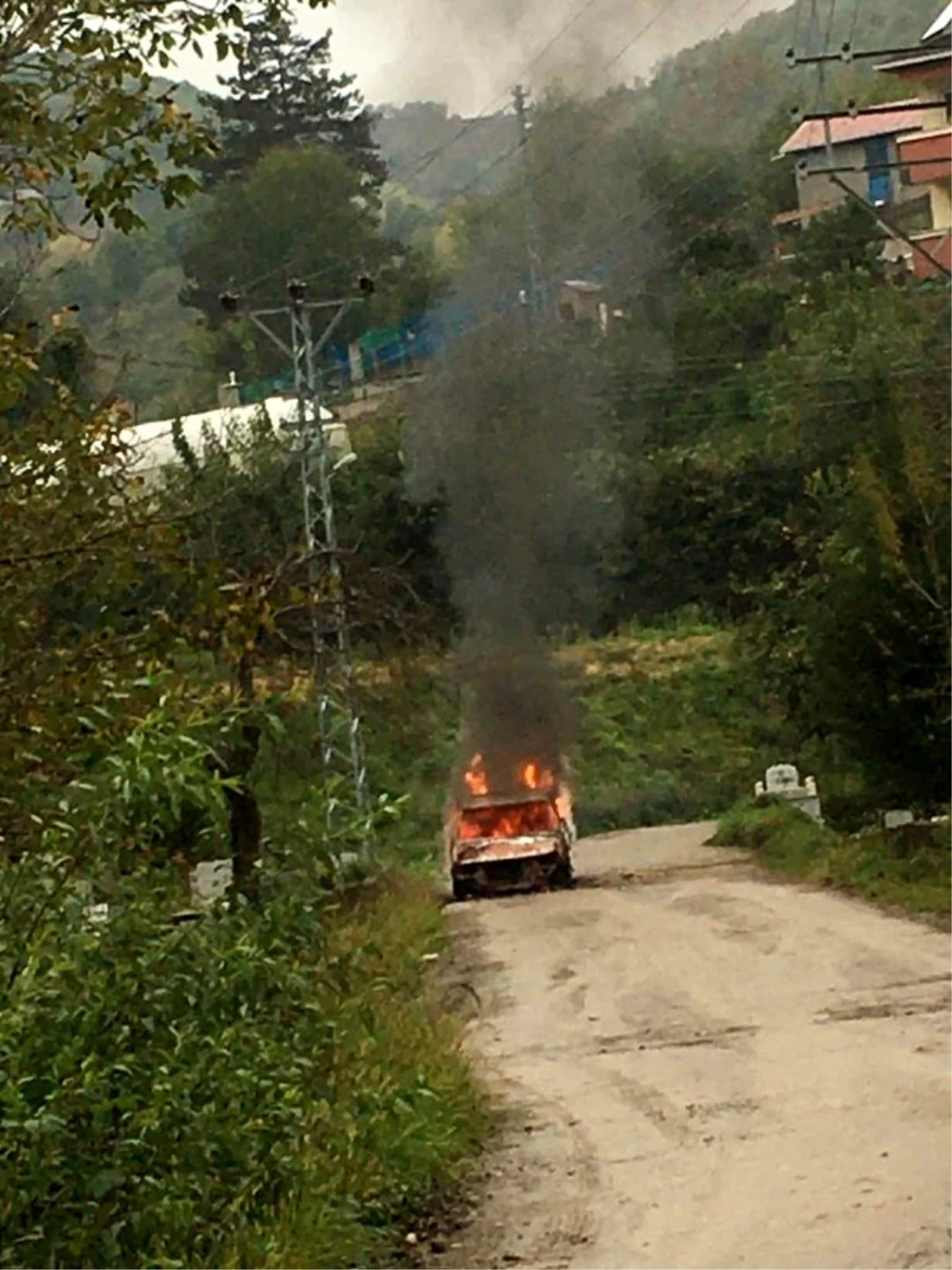Kastamonu\'da otomobil alev alev yandı
