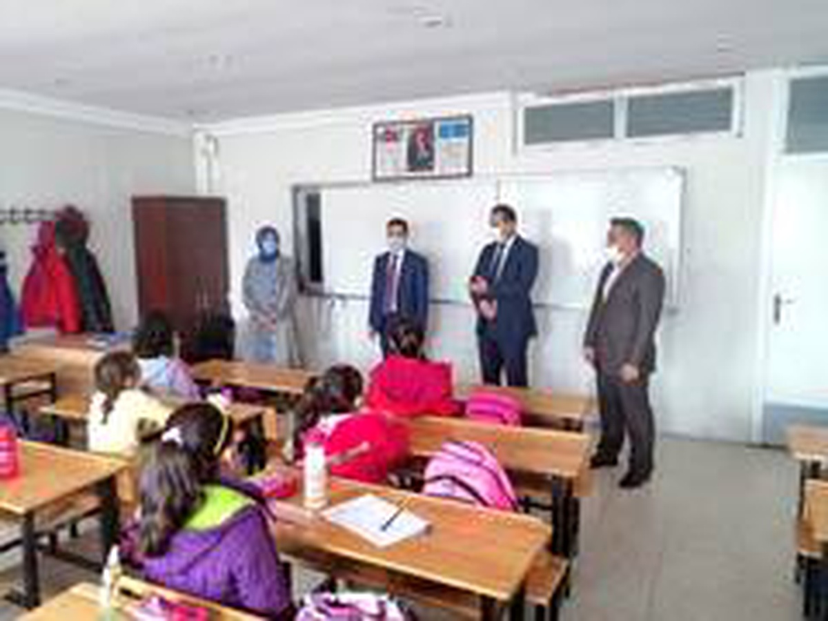 Kaymakam Koç ve Müdür Tunçmen okulları inceledi