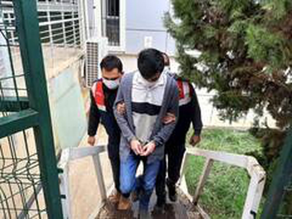 Kendisini teğmen ve avukat olarak tanıtıp iş vaadinde bulundu, yakayı ele verdi