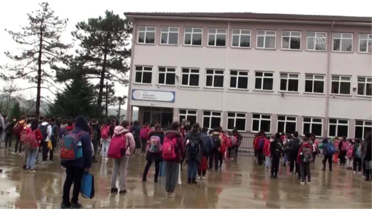 Ortaokul öğrencileri İzmir\'deki depremzede yaşıtları için harçlıklarını biriktirdi
