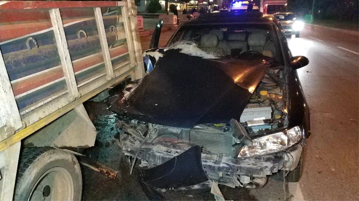 Otomobil yolcu indiren kamyonete çarptı: 3 yaralı