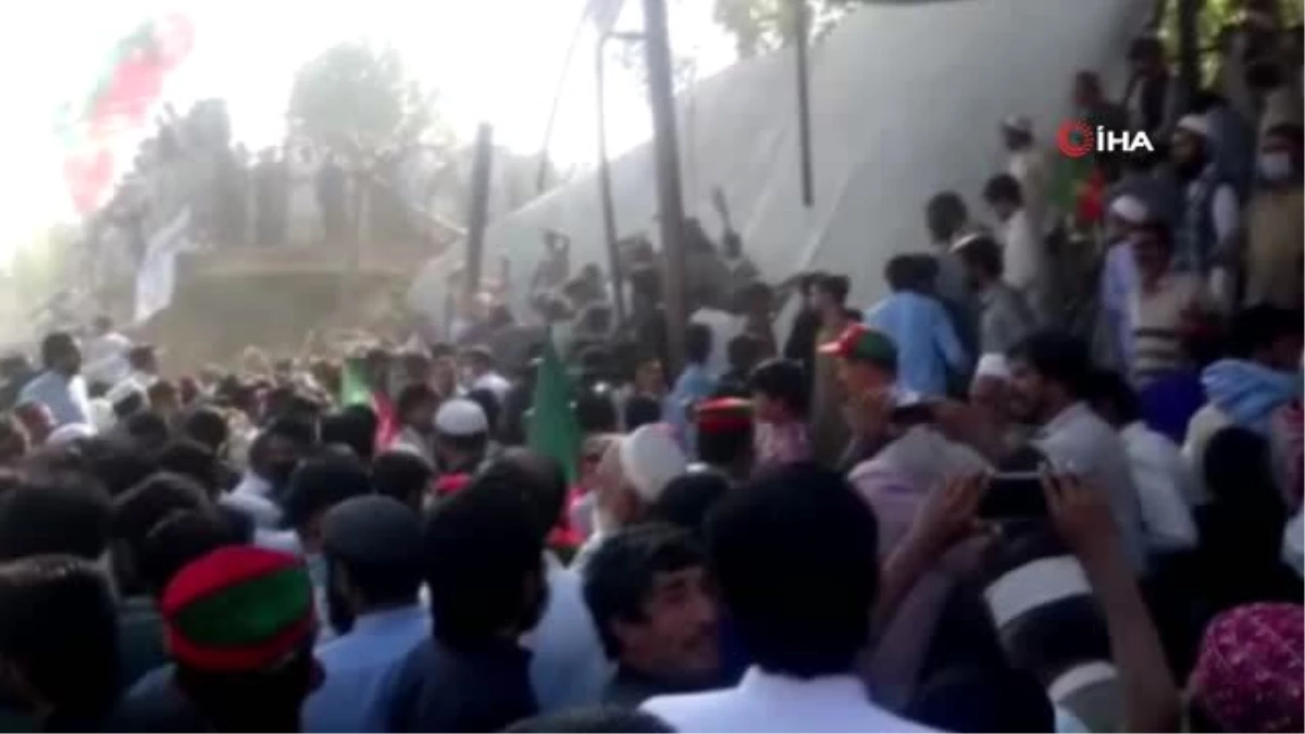 Son dakika haberleri! Pakistan Başbakanı Imran Khan\'ın mitinginde çatı çöktü: 18 yaralı