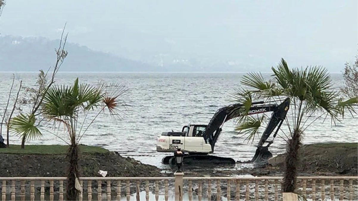 Şoke eden görüntü! Sapanca Gölü\'nü soktukları kepçe ile talan ettiler