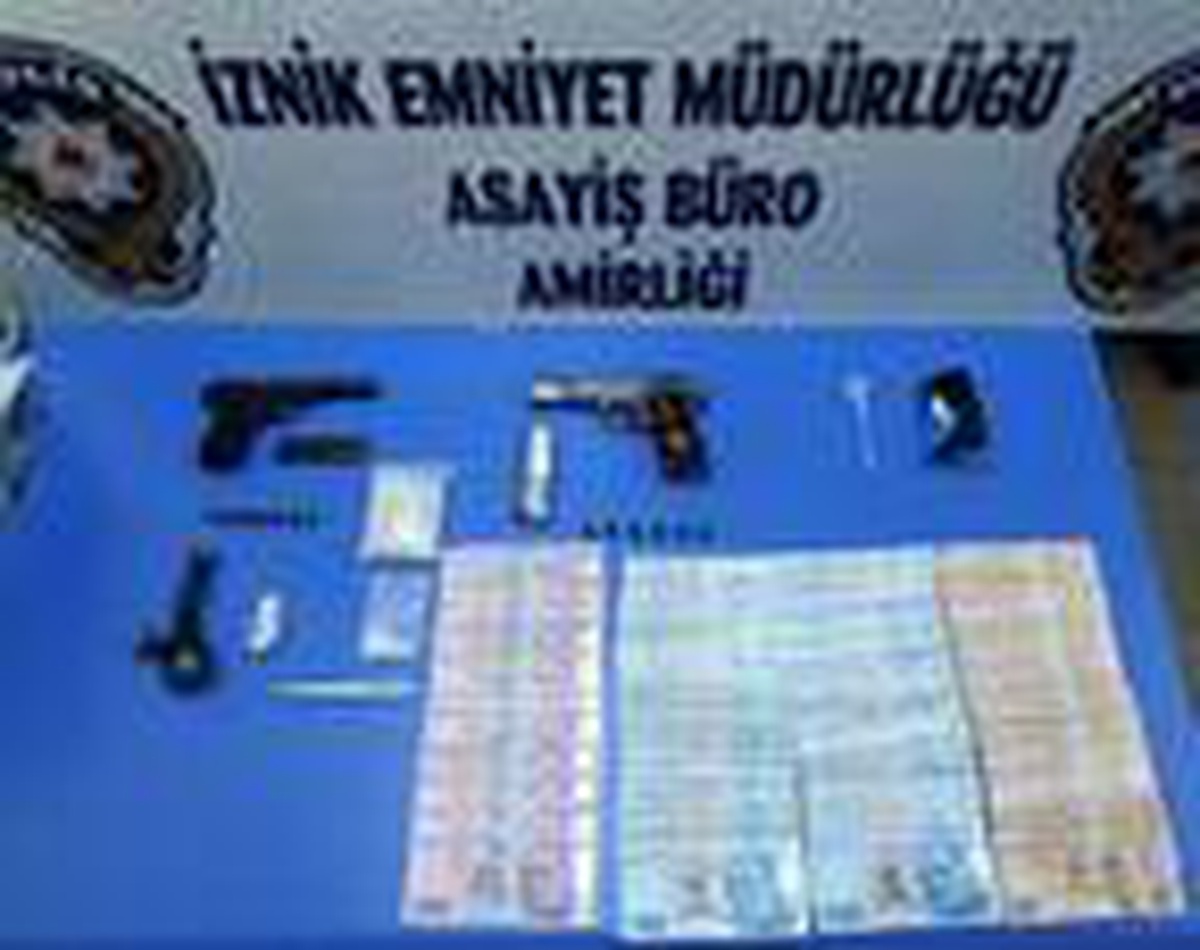 Şüpheli otomobillerden uyuşturucu ve ruhsatsız silah çıktı: 2 gözaltı