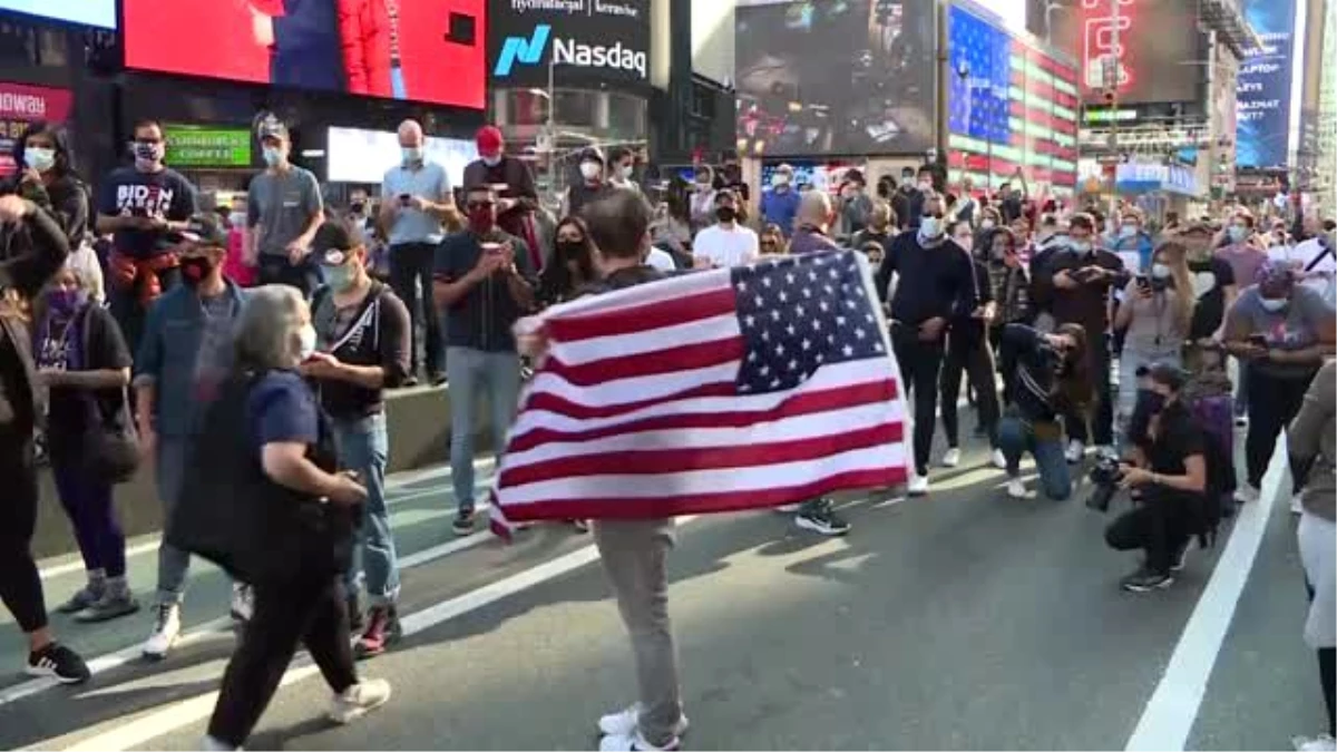 ABD\'de başkanlık seçimini Biden\'ın kazanmasının ardından Times Meydanı\'nda kutlamalar yapılıyor (1) - NEW
