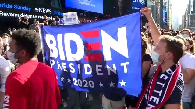 ABD'de başkanlık seçimini Biden'ın kazanmasının ardından Times Meydanı'nda kutlamalar yapılıyor (2) - NEW