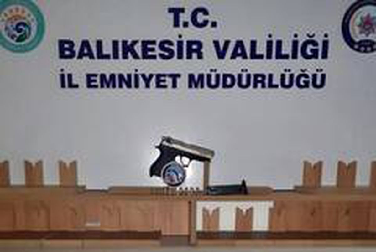 Balıkesir\'de polis 12 silah ele geçirdi
