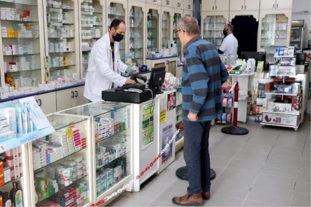 Aspirinin koronavirüsten koruduğunu duyan Bulgar turistler, Edirne\'deki eczanelere akın etti