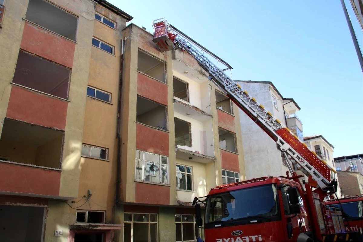 Elazığ\'da çatı yangını büyümeden söndürüldü