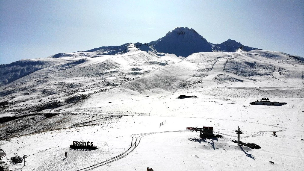 Son dakika haberleri | Erciyes\'te kar kalınlığı 15 santime ulaştı, zirve beyaza büründü