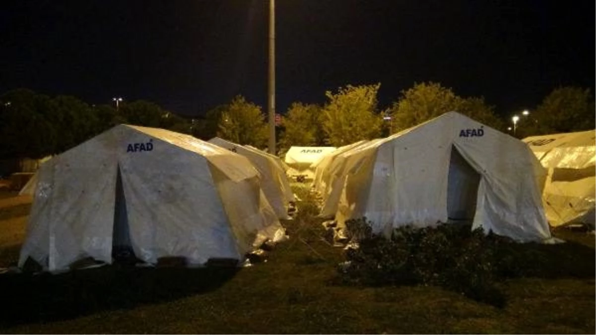 İzmir\'de, çadır kentlerde yaşam sürüyor