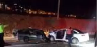 Son dakika haberleri... Kırşehir'de iki otomobil kafa kafaya çarpıştı: 1 ölü, 1 yaralı