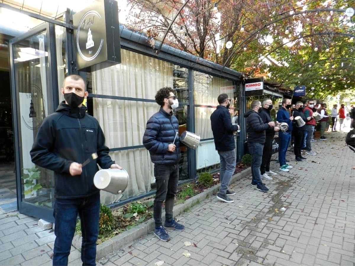 Kosova\'da korona virüs kısıtlamalarına karşı tencere tavalı protesto