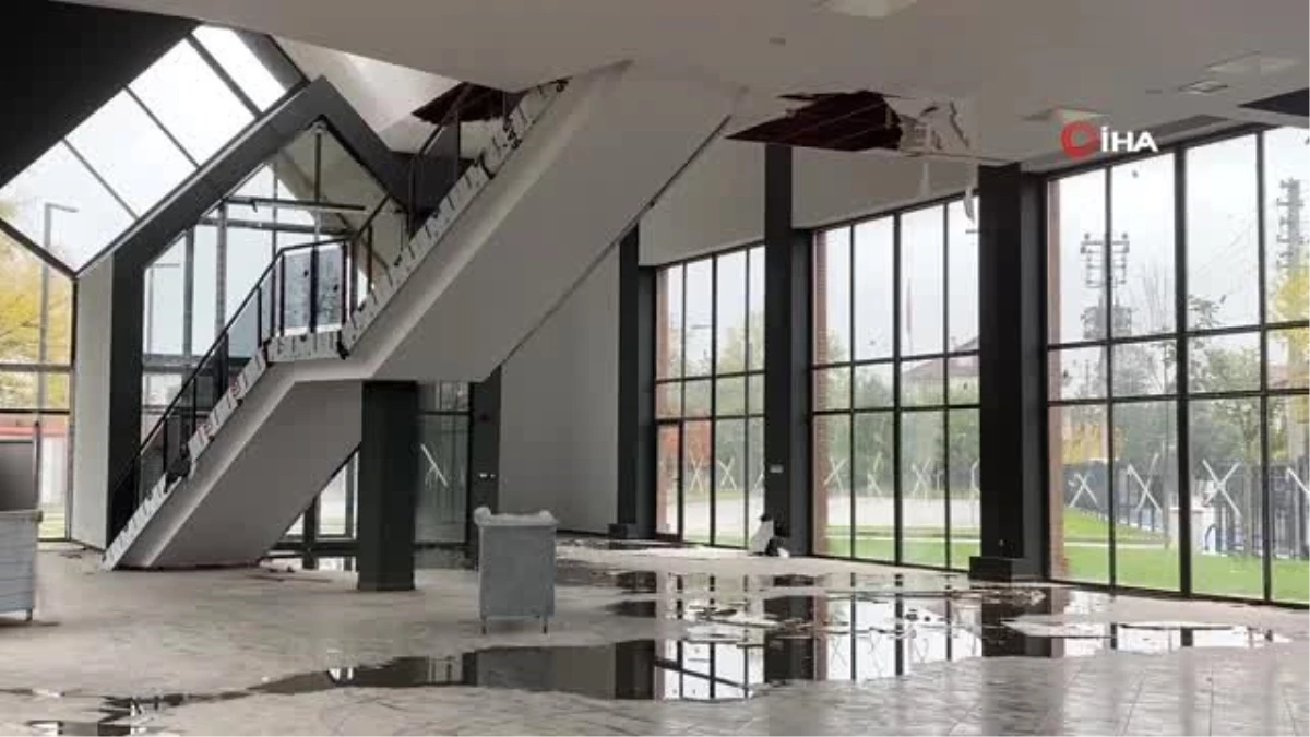 Millet Bahçesi\'nde yeni yapılan yapının tavanı çöktü, içeriyi su bastı