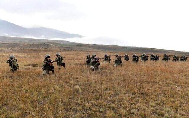Nikol Paşinyan'ın eşi: Birliğimiz 10 günlük eğitimden sonra savaşa hazır