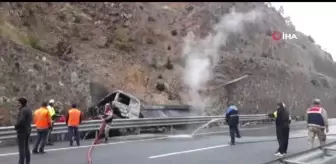 Seyir halindeki tır önce istinat duvarına çarptı, sonra alevlere teslim oldu