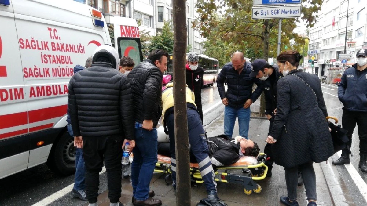 Şişli\'de minibüse çarpan motosikletli yaralandı
