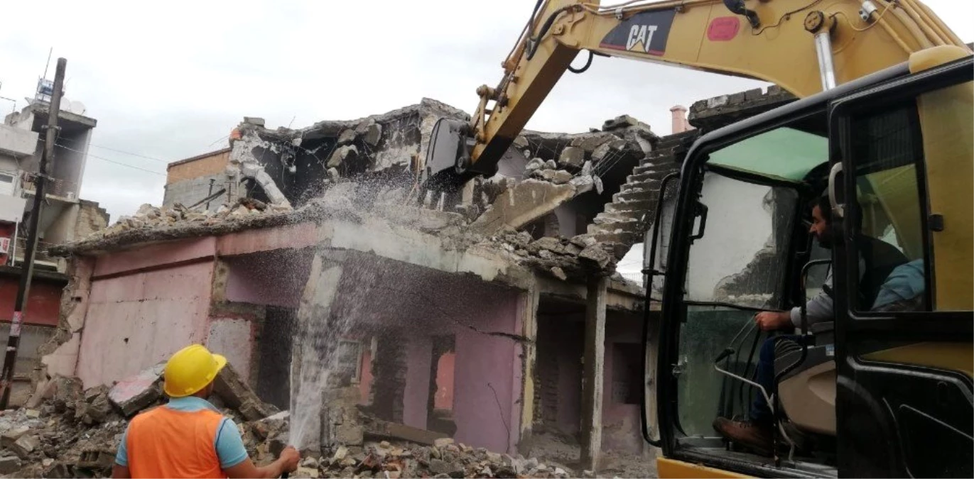 Seyhan\'da metruk ve tehlike oluşturan yapılar yıkılıyor