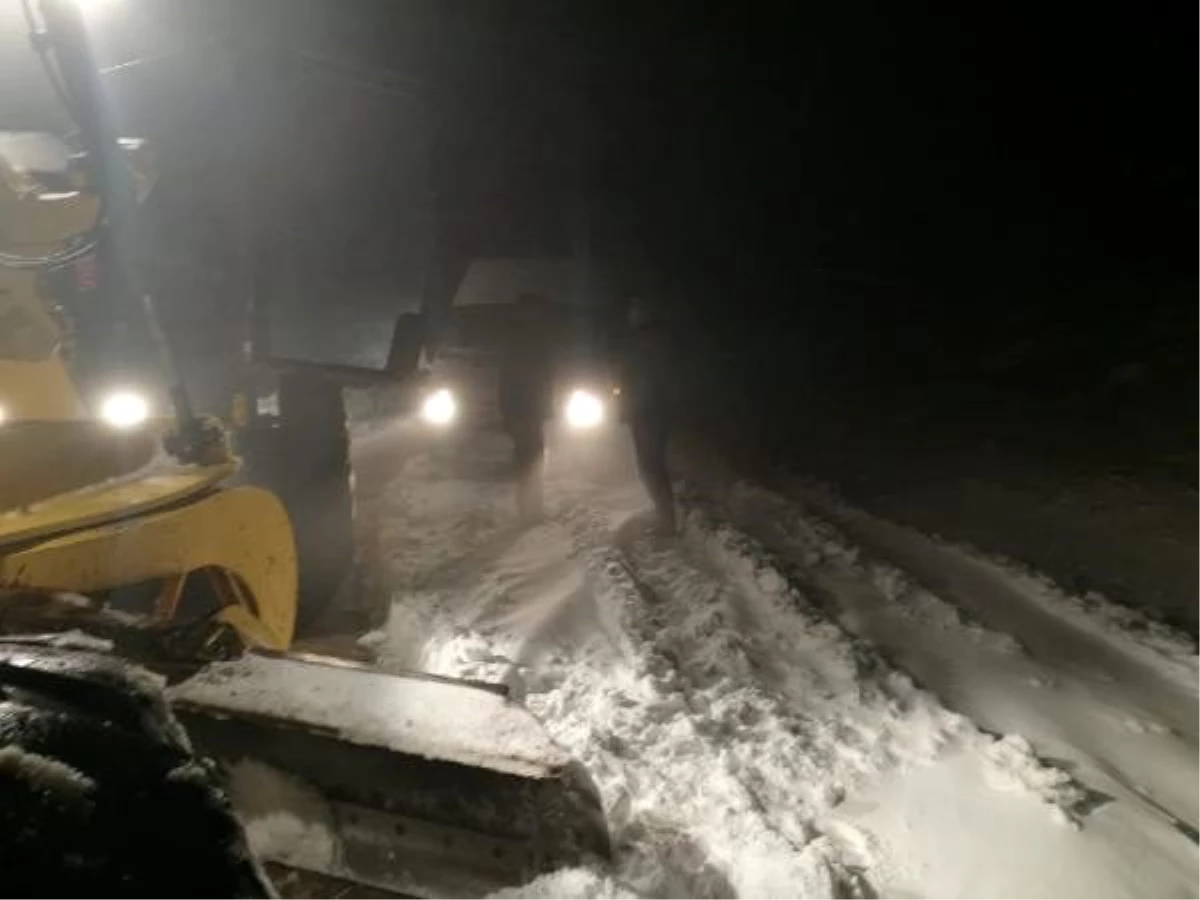Bayburt\'ta karda mahsur kalan 2 kişi kurtarıldı