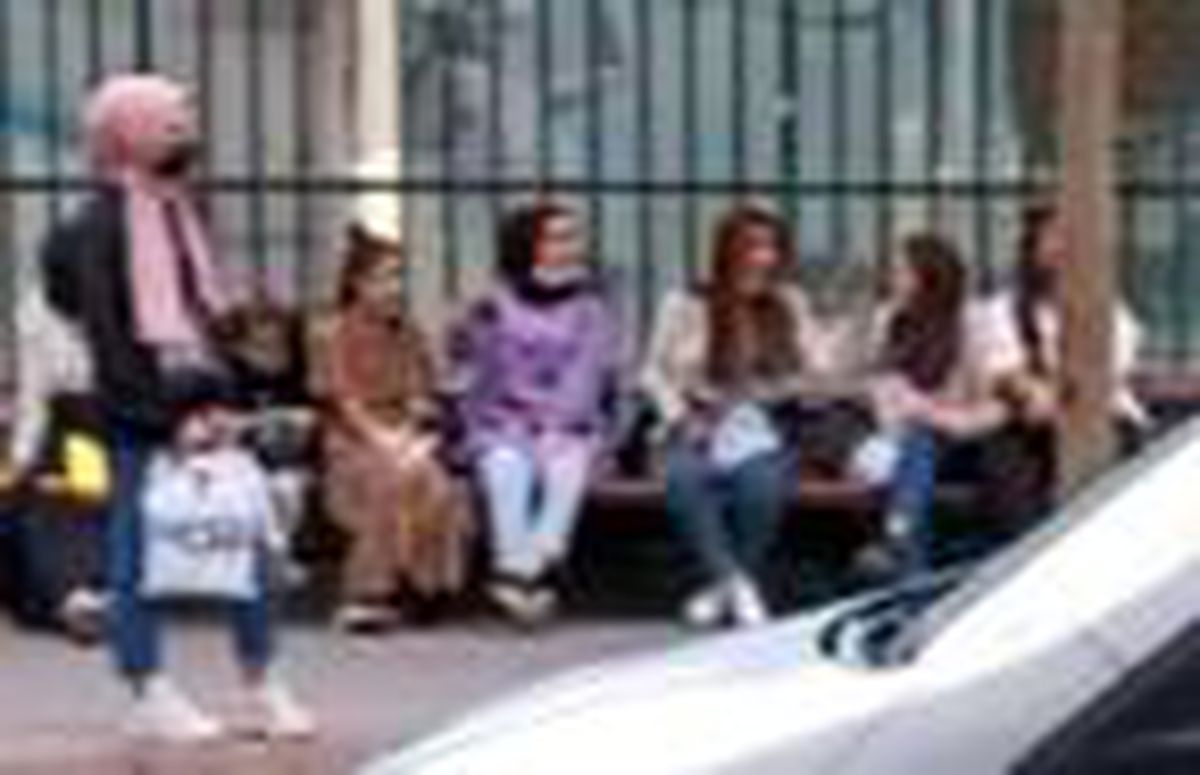 Durakta yüksek sesle şarkı söyledi