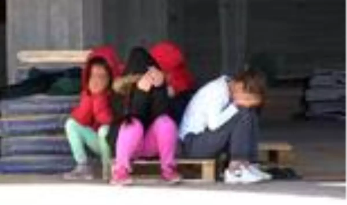 Çaresizliğin fotoğrafı! İntihar etmek için inşaatın tepesine çıkan annelerine bakamadılar