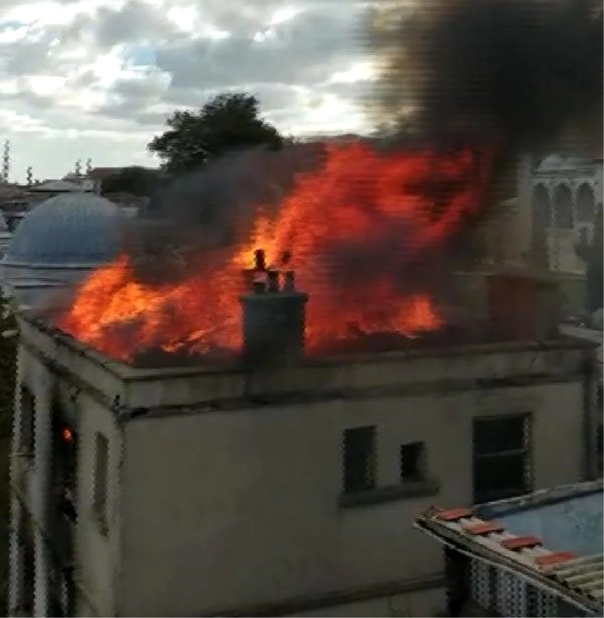 Son dakika haber: Fatih\'te 3 katlı binanın çatısında yangın (1)