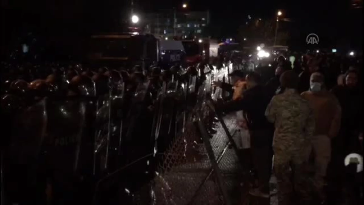 Gürcistan\'da güvenlik güçleri Merkez Seçim Komisyonu binasını kuşatan protestoculara müdahale etti