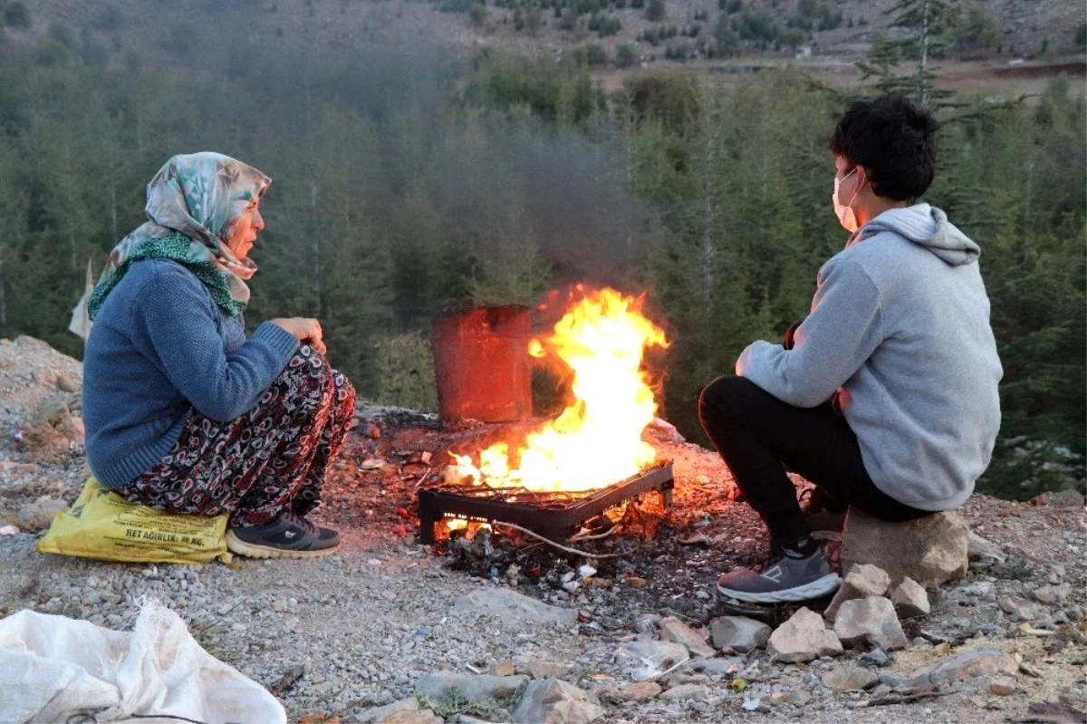 Karayolu kenarında çadırda yaşam mücadelesi veren aile yardım bekliyor
