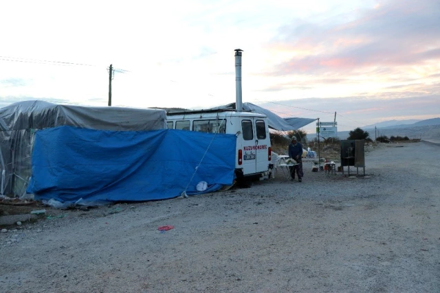 Son dakika haber... Karayolu kenarında çadırda yaşam mücadelesi veren aile yardım bekliyor