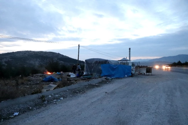 Son dakika haber... Karayolu kenarında çadırda yaşam mücadelesi veren aile yardım bekliyor