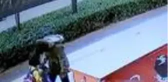 Maskesiz genç kız, yolda yürüyen maskeli öğrenciyi durdurup yüzüne tükürdü