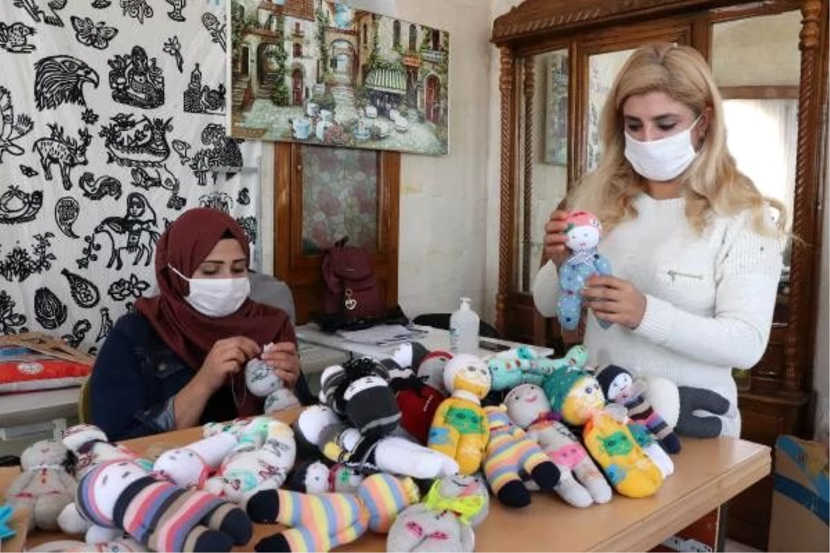 Midyatlı kadınlar, depremzede çocuklar için oyuncak bebek hazırlıyor
