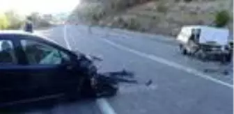 Otomobiller kafa kafaya çarpıştı: 3 yaralı