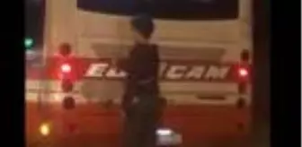 Patenli çocukların trafikte tehlikeli yolculuğu kamerada